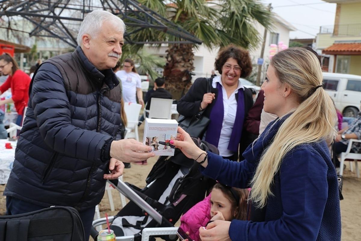 Başkan Deveciler&rsquo;den kadınlara &ccedil;i&ccedil;ek ve fular jesti