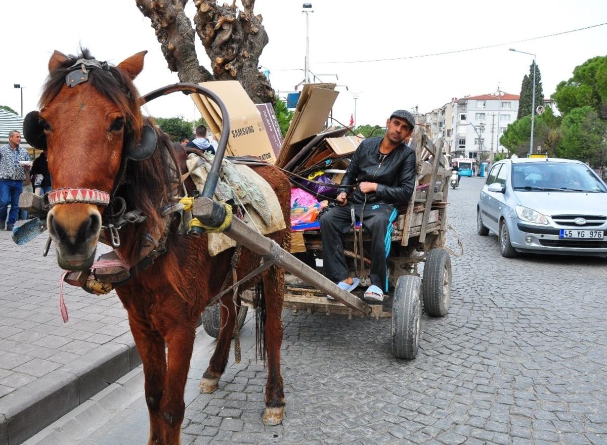 Doğduğundan beri at arabasıyla kağıt topluyor