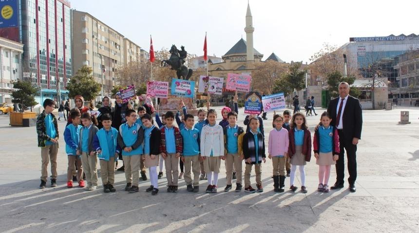 Şehit &Ouml;mer Halis Demir, ilkokulu &ouml;ğrencileri kadın esnafa karanfil dağıttı
