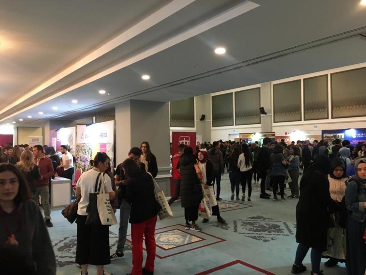 Altınk&uuml;re lisesi &ouml;ğrencileri &uuml;niversite stantlarını gezdi