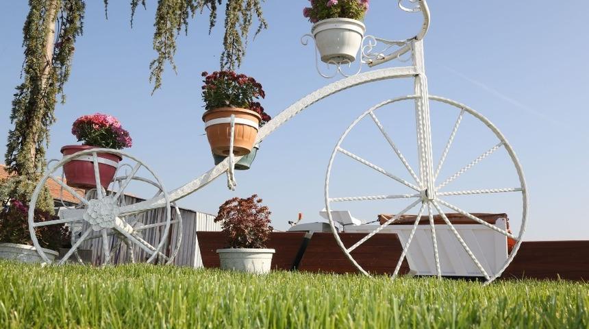 G&ouml;lbaşı&rsquo;nda kent mobilyaları belediye at&ouml;lyesinden