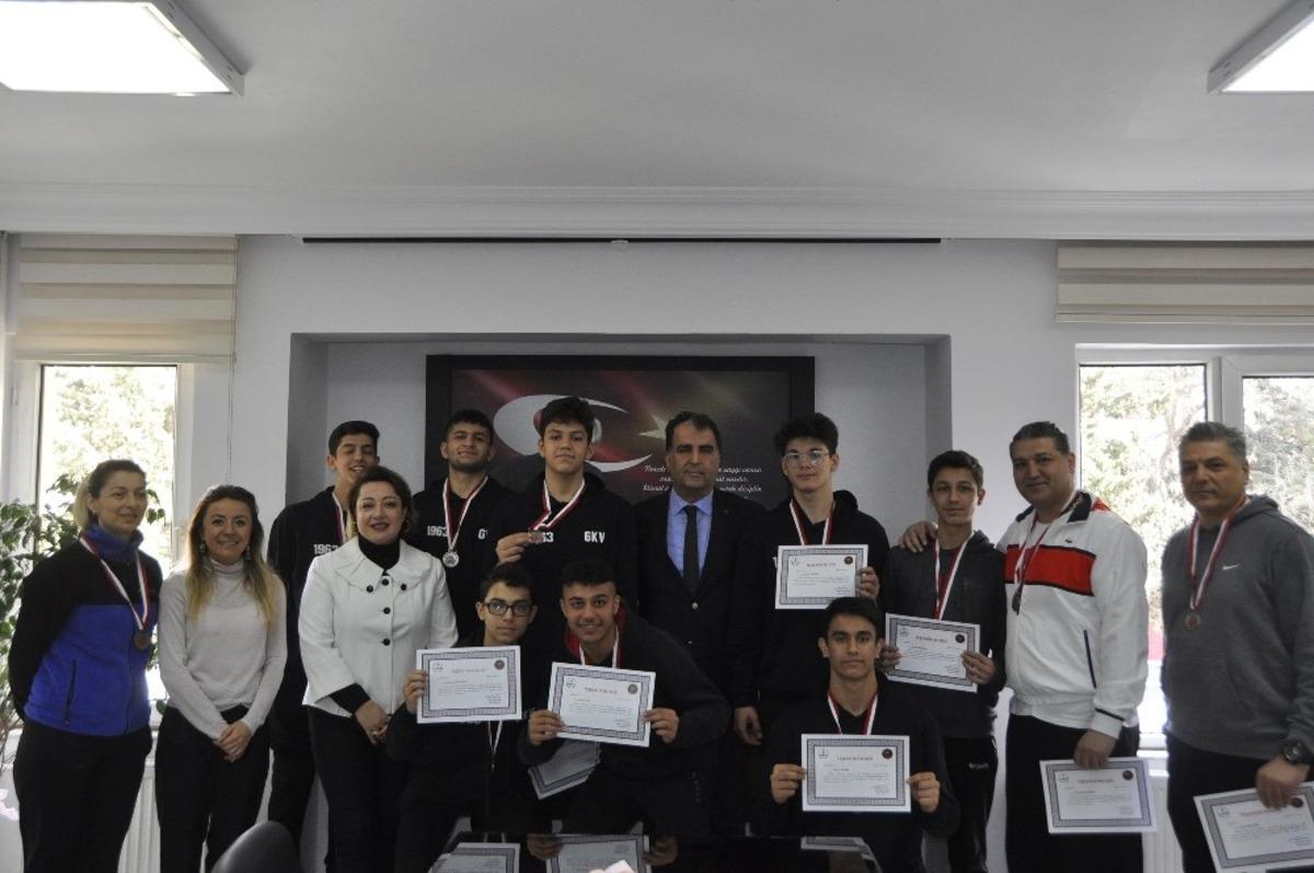 GKV&rsquo;li basketbol şampiyonlarına &uuml;st&uuml;n başarı madalyası