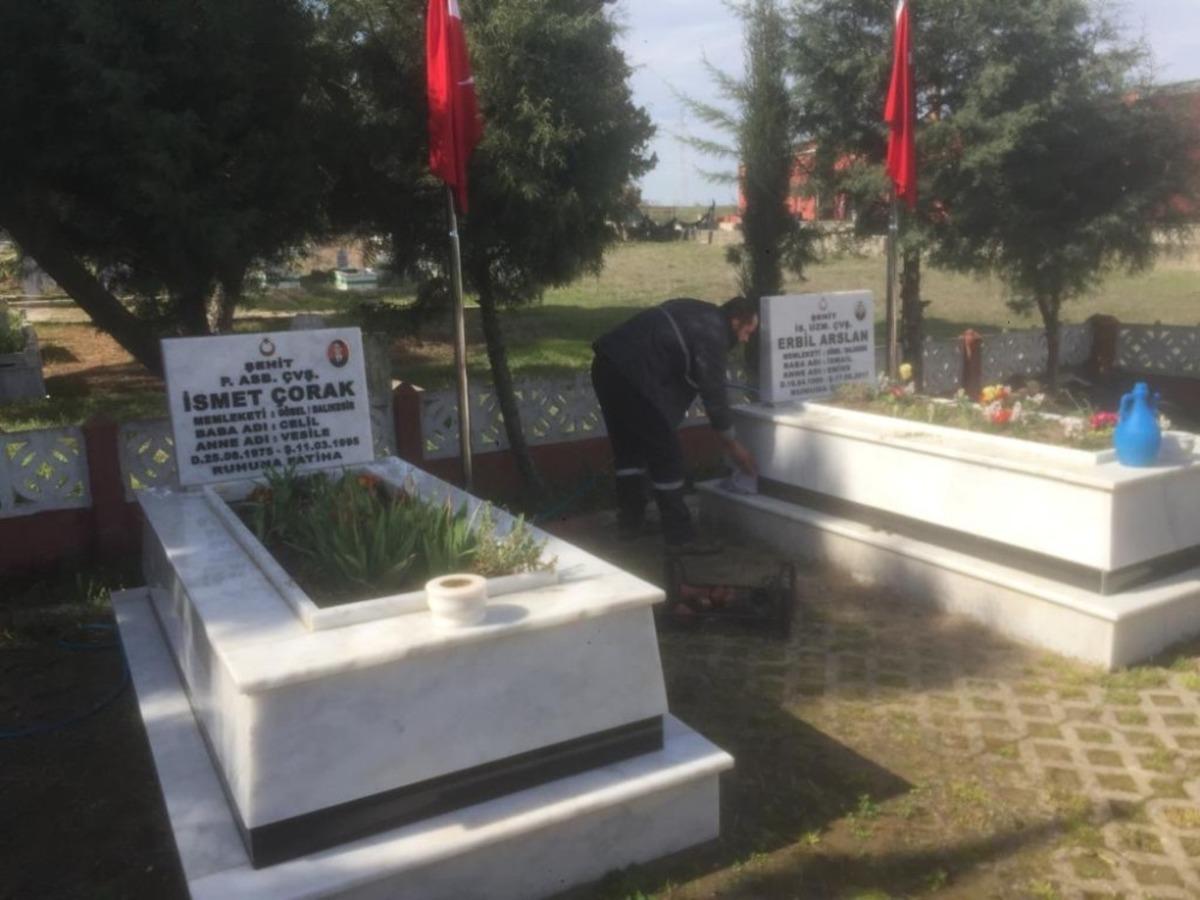 Susurluk&rsquo;ta şehitlerin mezarları temizlendi