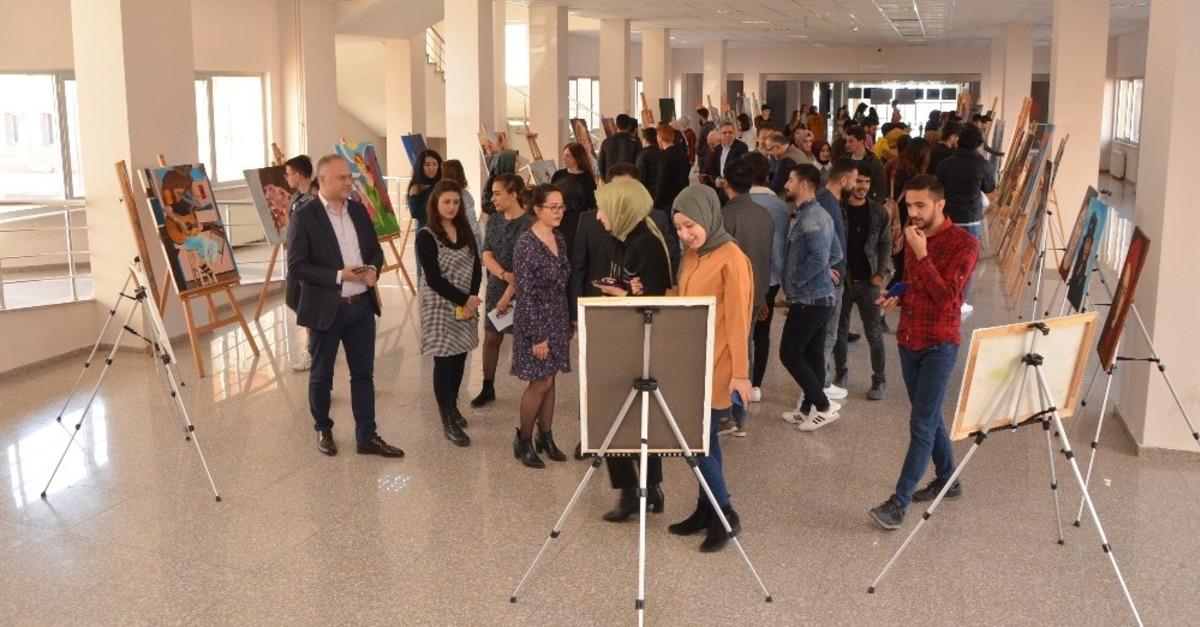 &lsquo;Kadın&rsquo; temalı resim sergisi a&ccedil;ıldı