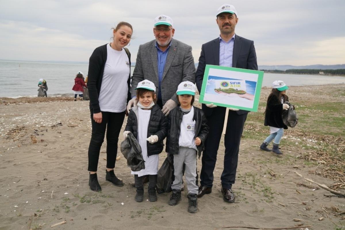 Başkan Kılı&ccedil;, miniklerle sahilde &ccedil;&ouml;p topladı