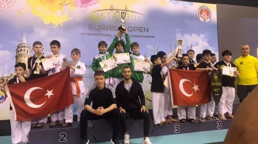 Mustafakemalpaşa  Belediyesporlu karateciler madalyaları topladı