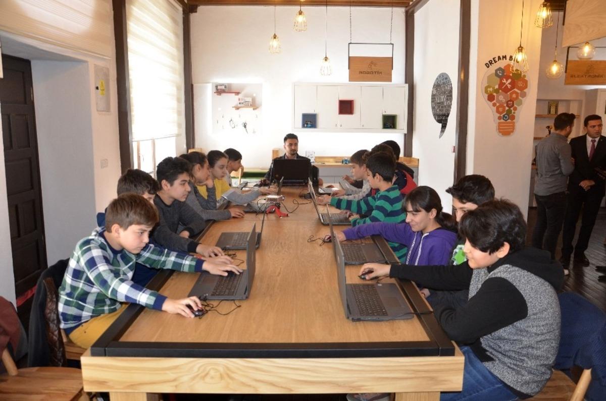 Malatyalı &ouml;ğrenciler geleceğe hazırlanıyor
