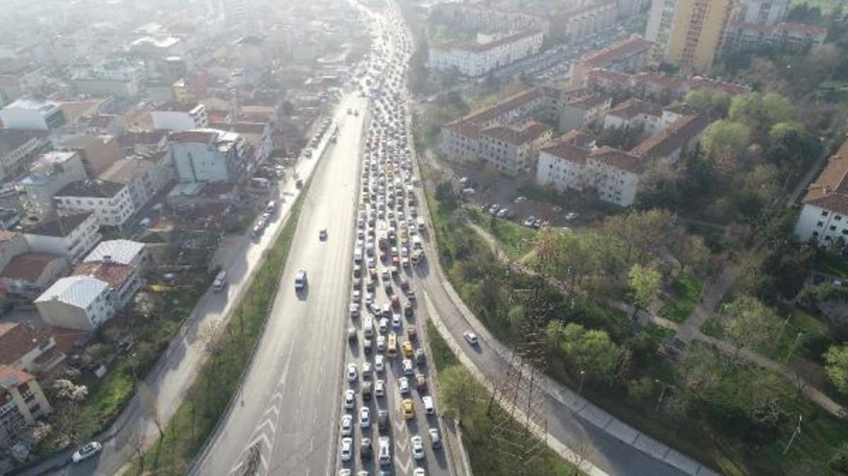 K&uuml;&ccedil;&uuml;k&ccedil;ekmece'de trafik kabusu! 3 kilometrelik yolu 1 saat s&uuml;r&uuml;yor