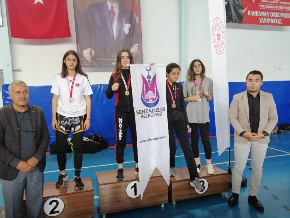 Şehzadeler&rsquo;in kadınları k&uuml;rs&uuml;ye ambargo koydu