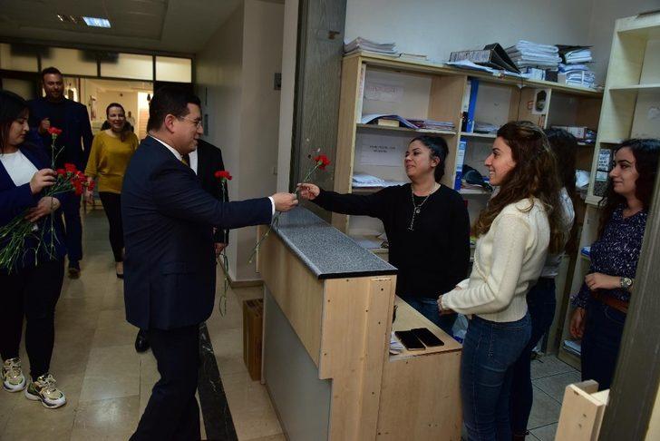 Başkan Tütüncü’den kadın personeline karanfil G1