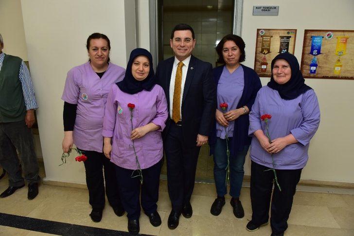 Başkan Tütüncü’den kadın personeline karanfil G2