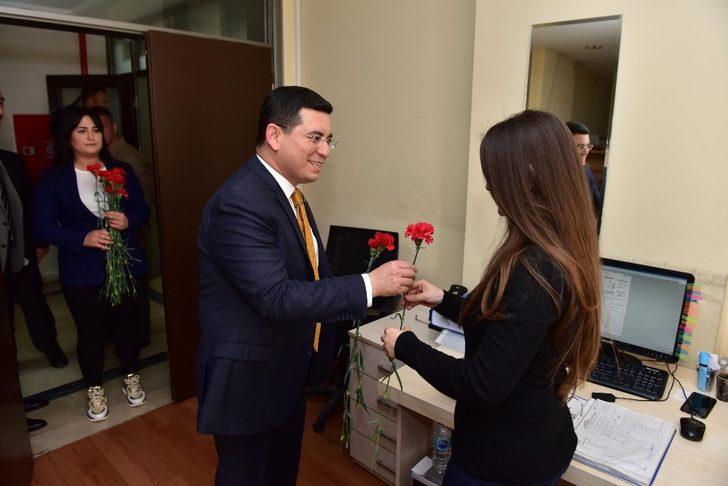 Başkan Tütüncü’den kadın personeline karanfil G3