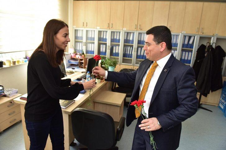 Başkan Tütüncü’den kadın personeline karanfil G4