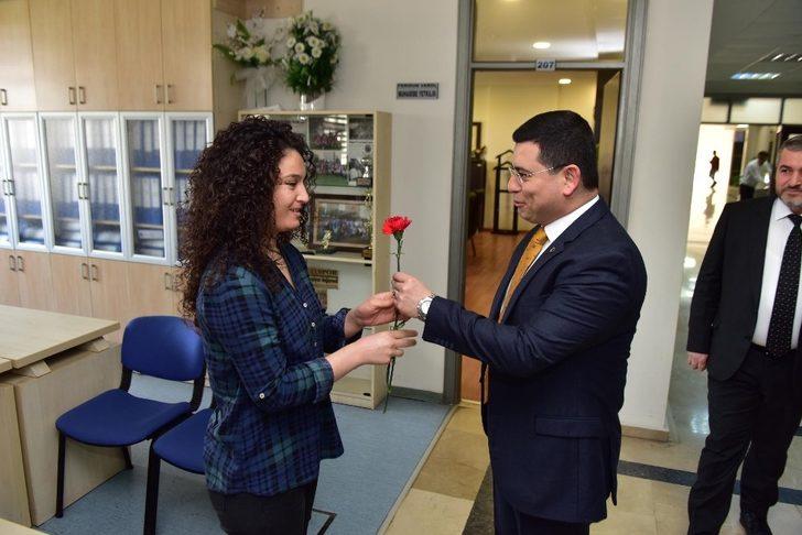 Başkan Tütüncü’den kadın personeline karanfil G5