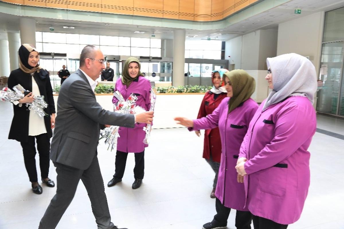 Başkan Kavuş&rsquo;tan kadın personele karanfil