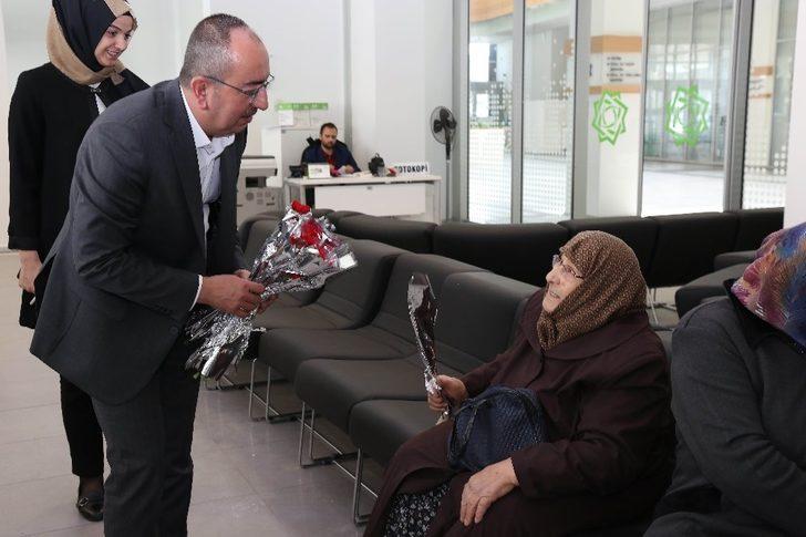 Başkan Kavuş’tan kadın personele karanfil G2