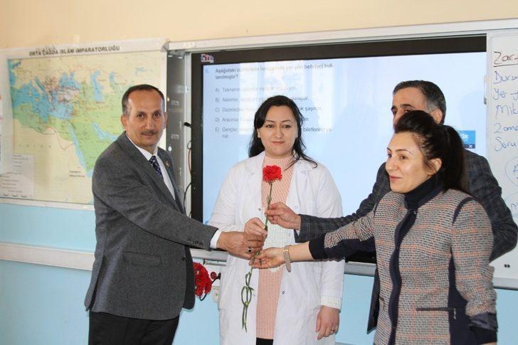 Şemdinli’de bin 500 karanfil ve gül dağıtıldı G1