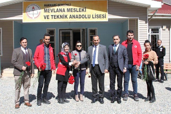 Şemdinli’de bin 500 karanfil ve gül dağıtıldı G2