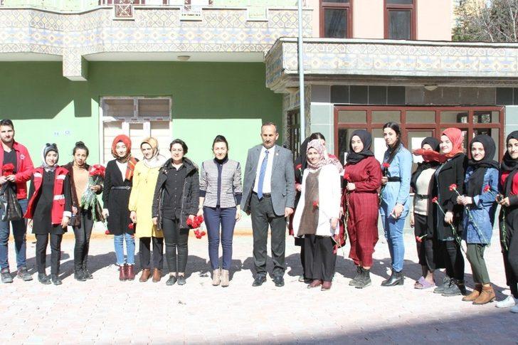 Şemdinli’de bin 500 karanfil ve gül dağıtıldı G3