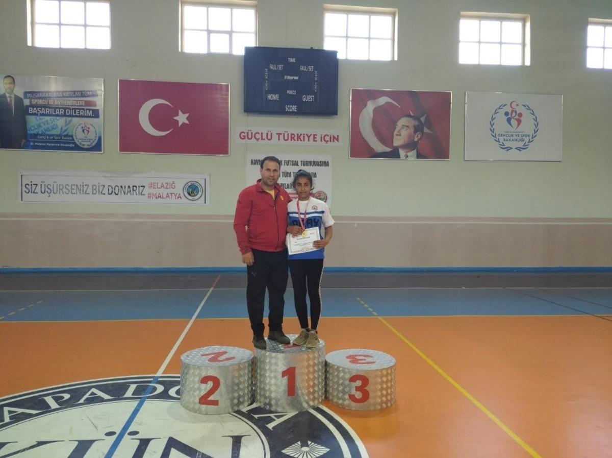 Tarsuslu &ouml;ğrenci bilek birincisi oldu