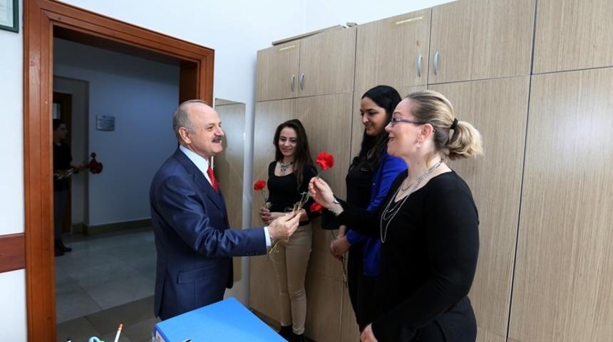 Vali Çakacak’tan kadın personeller jest