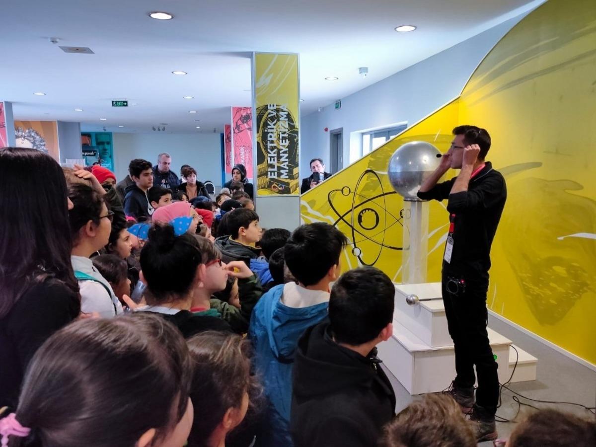 Mutlu &ccedil;ocuklar Bilim Deney Merkezi&rsquo;ne gitti