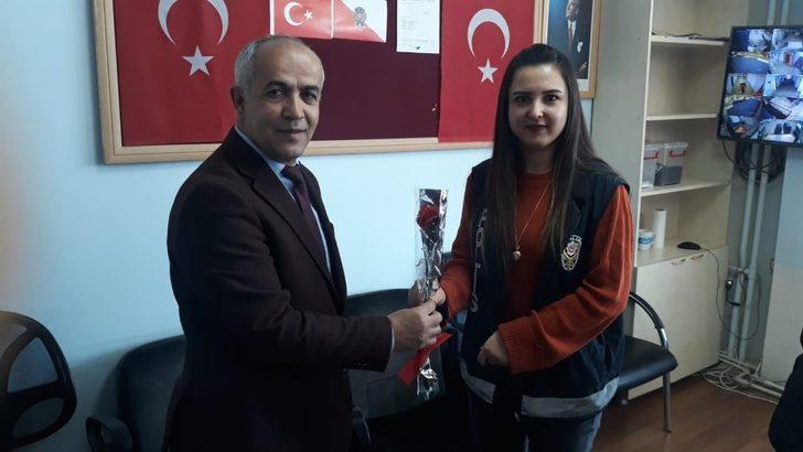 Başkan Ensari’den kadınlara gül G3