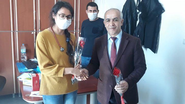 Başkan Ensari’den kadınlara gül G5