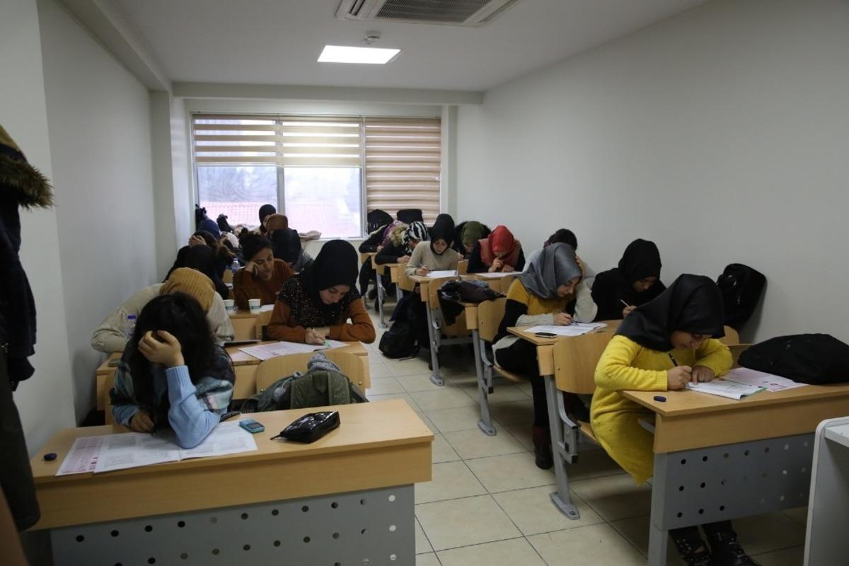 Seviyelerini deneme sınavları ile &ouml;l&ccedil;&uuml;yorlar