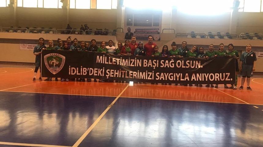 Köy okulunun kızlarının hokeyde başarısı parmak ısırttı