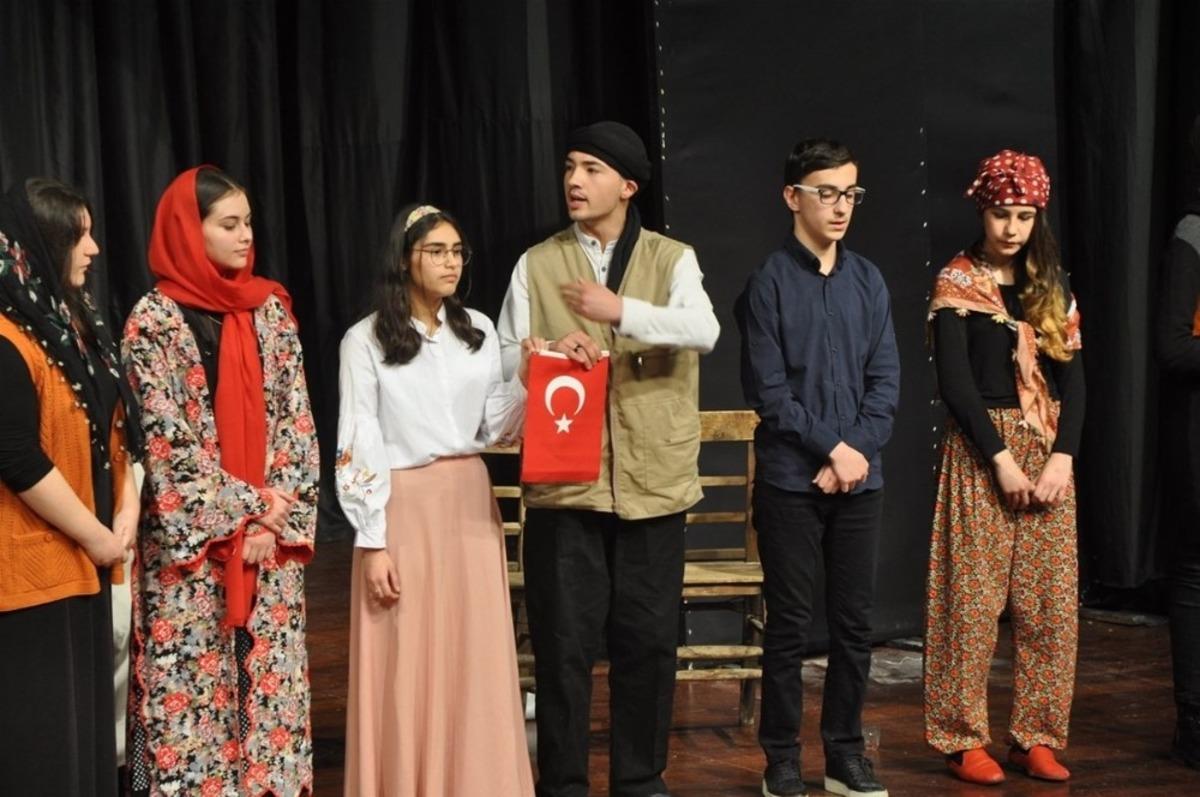 Gen&ccedil;ler hayallerini sahneye taşıdı