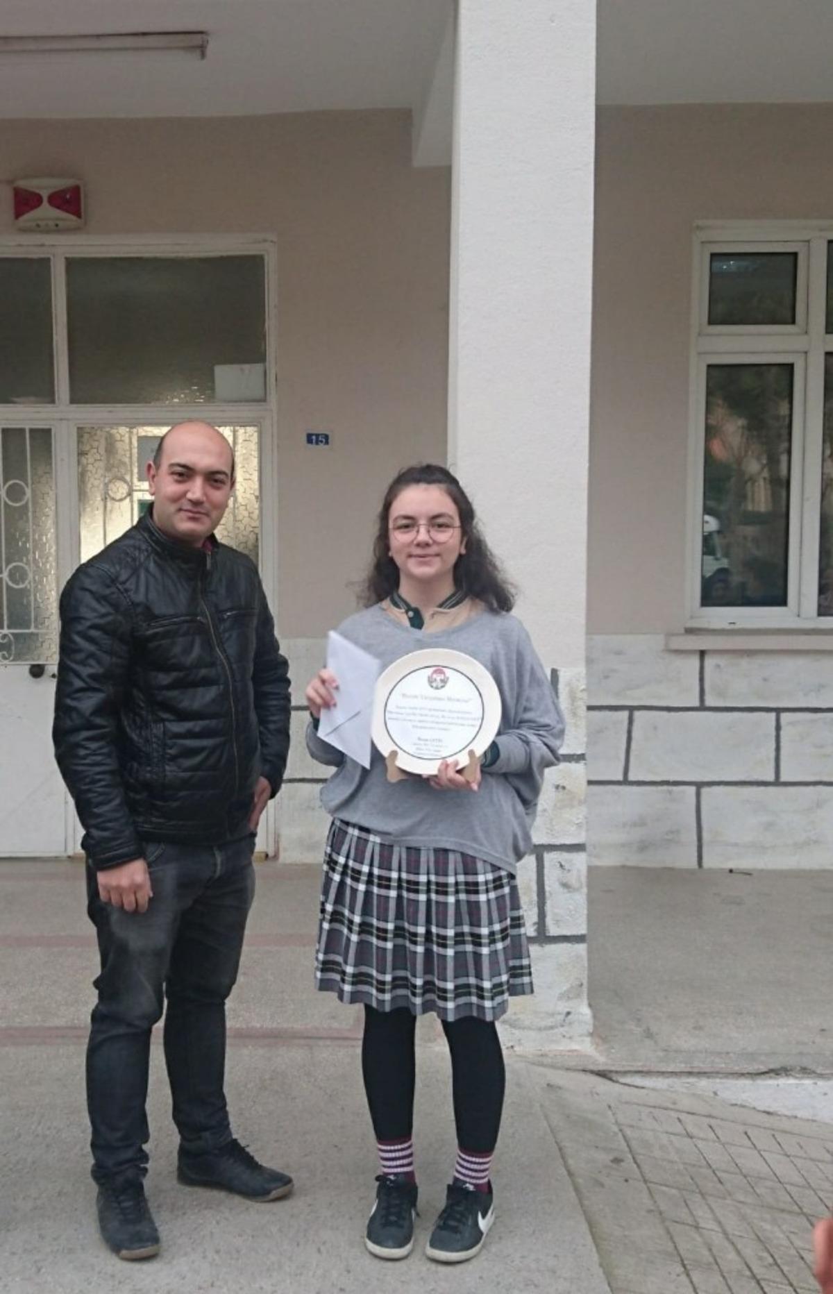 Hayvansever &ouml;ğrenciler &ouml;d&uuml;llerini aldı