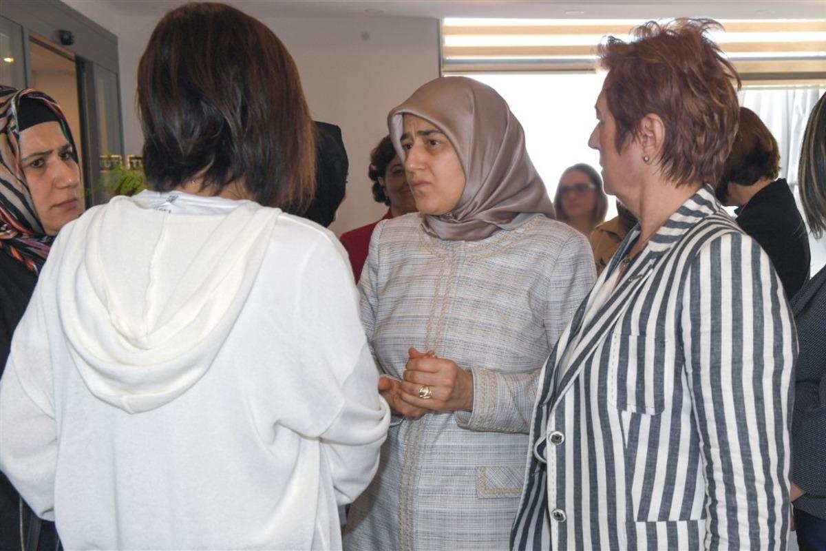 Beyhan Demirtaş, Kadınlar G&uuml;n&uuml; etkinliğinde kadınlarla bir araya geldi