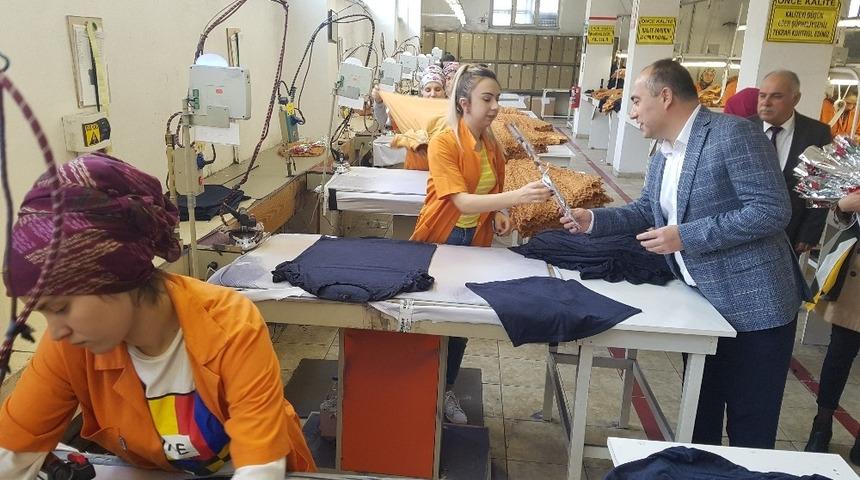 Devrek kaymakamı tekstil iş&ccedil;ilerine karanfil hediye etti