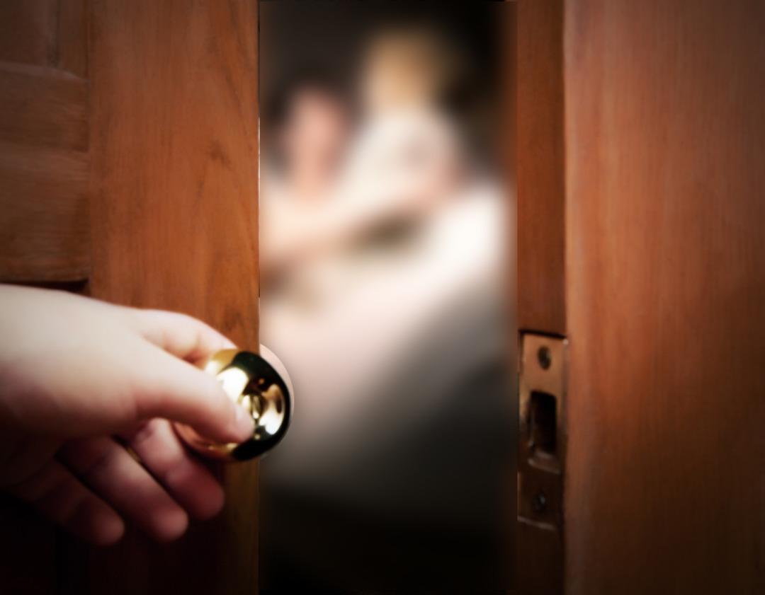 Kocasını başka kadınla basmaya gitti! Kapı a&ccedil;ılınca şoke oldu