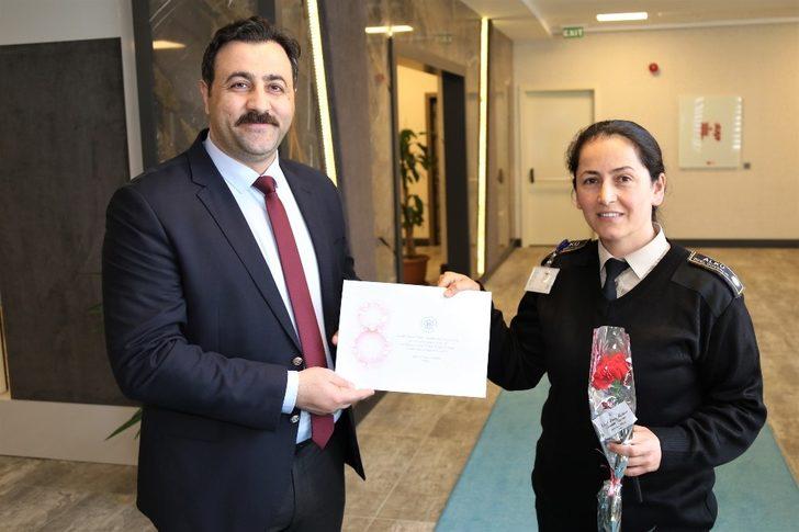 Rektör Kalan kadınlara karanfil dağıttı G1