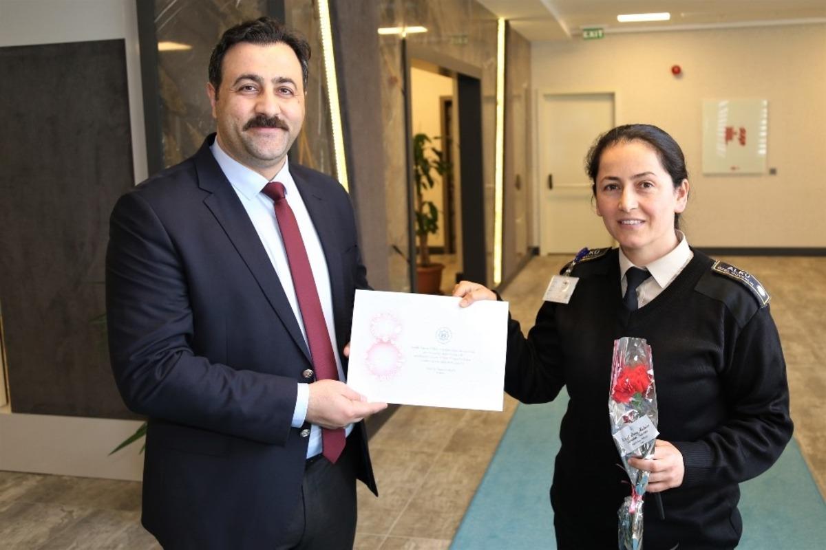 Rekt&ouml;r Kalan kadınlara karanfil dağıttı