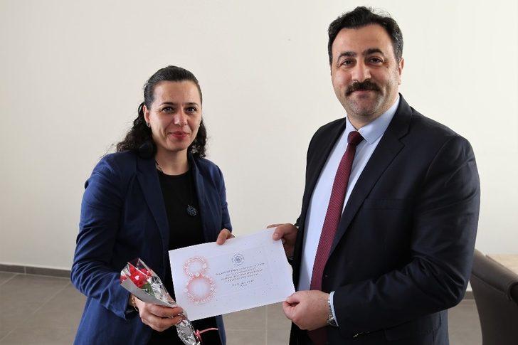 Rektör Kalan kadınlara karanfil dağıttı G2