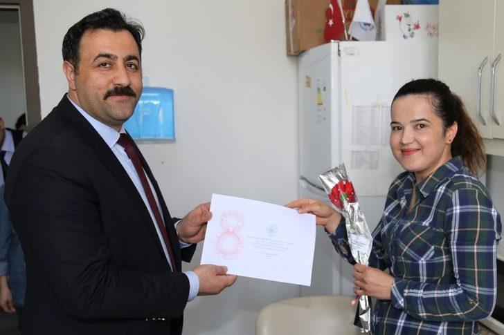 Rektör Kalan kadınlara karanfil dağıttı G3