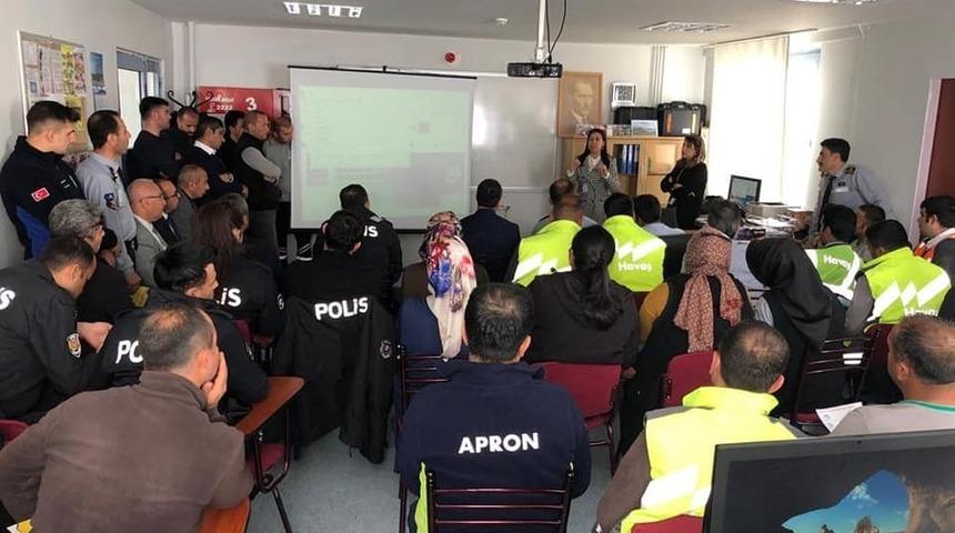 Siirt havaalanı personeline korona vir&uuml;s anlatıldı