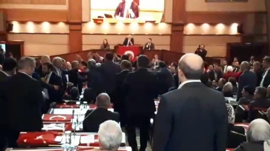 İBB Meclisi'nde gerilim! AK Partili ismin &uuml;zerine y&uuml;r&uuml;d&uuml;ler