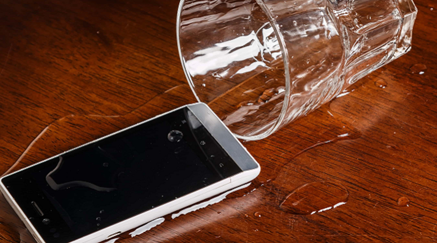Sıvı temas eden telefonu kurtarmak i&ccedil;in uygulamanız gereken 4 adım!