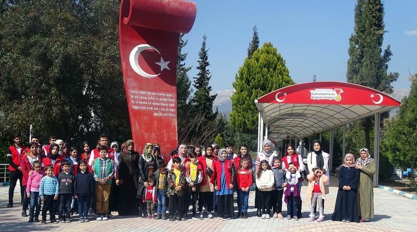 G&ouml;n&uuml;ll&uuml; gen&ccedil;ler yetimler el ele