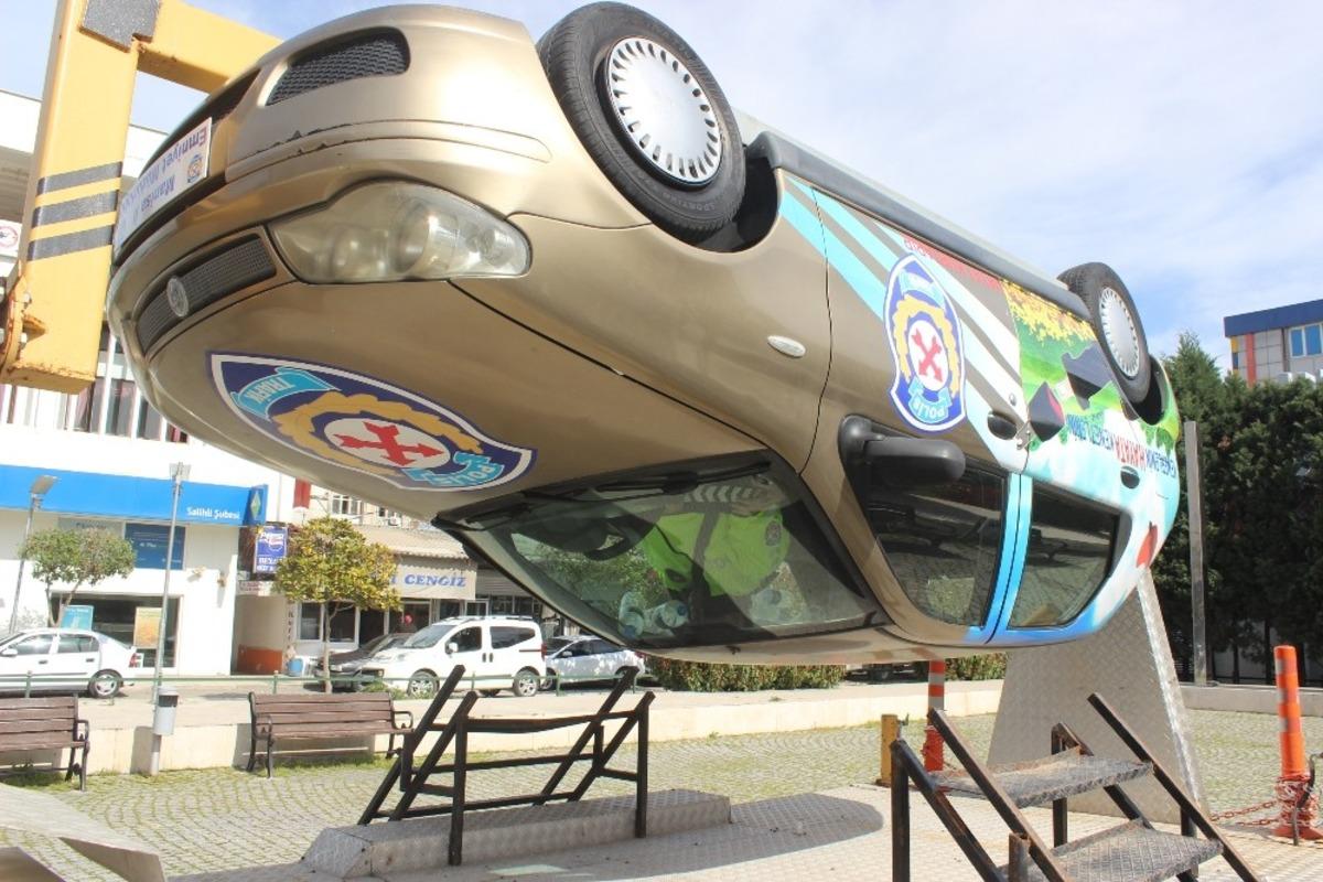 Emniyet kemerinin &ouml;nemini tepetaklak olunca anladılar