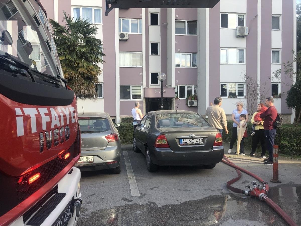7 katlı binada &ccedil;ıkan yangın paniğe neden oldu