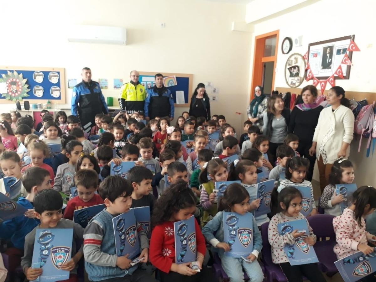 Antalya Polisinden &ouml;ğrenci ve &ouml;ğretmenlere bilgilendirme semineri