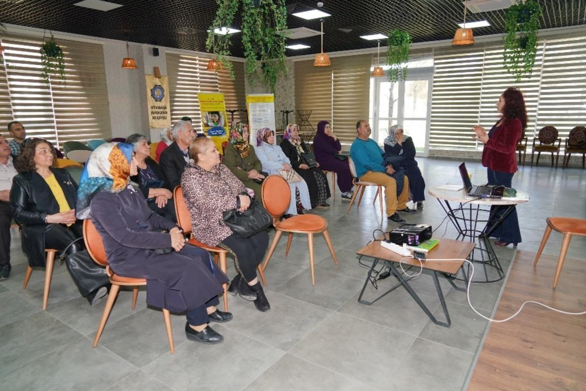 Diyarbakır B&uuml;y&uuml;kşehir Belediyesi&rsquo;nden engelli &ccedil;ocuğu olan ailelere seminer
