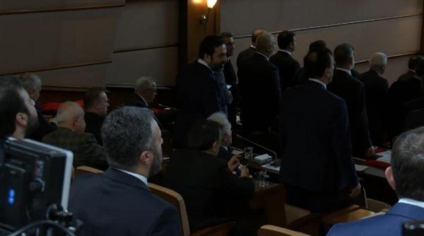 İBB Meclisi'nde İstiklal Marşı okunurken bazı CHP'lilerin ayağa kalkmaması tepki &ccedil;ekti