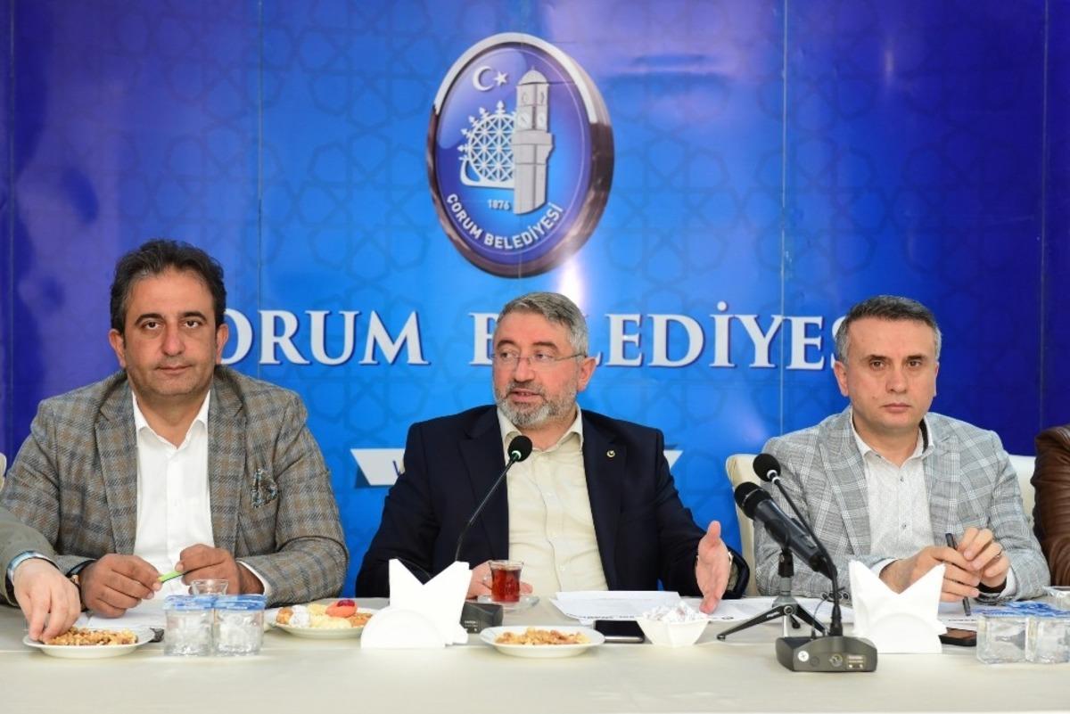 Birim m&uuml;d&uuml;rleri ile biraya gelen Belediye Başkanı Aşkın;