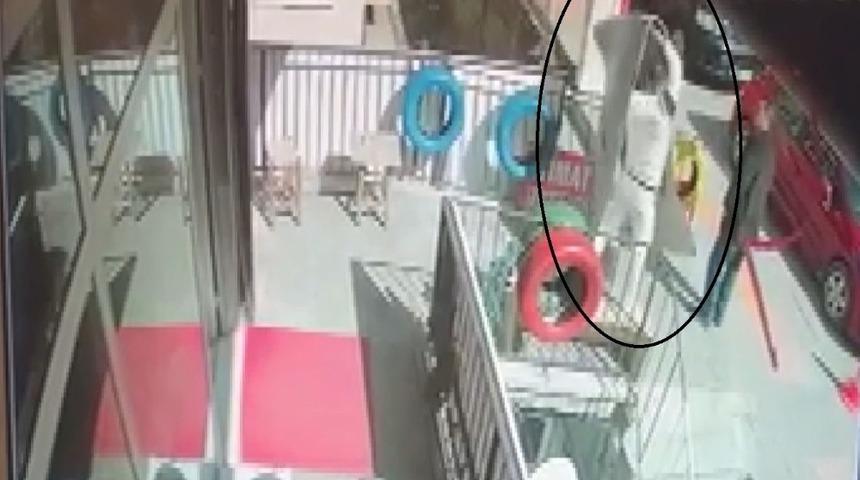 &Ccedil;i&ccedil;ek&ccedil;i d&uuml;kkanının &ouml;n&uuml;nde &uuml;zerine halı d&uuml;şt&uuml;